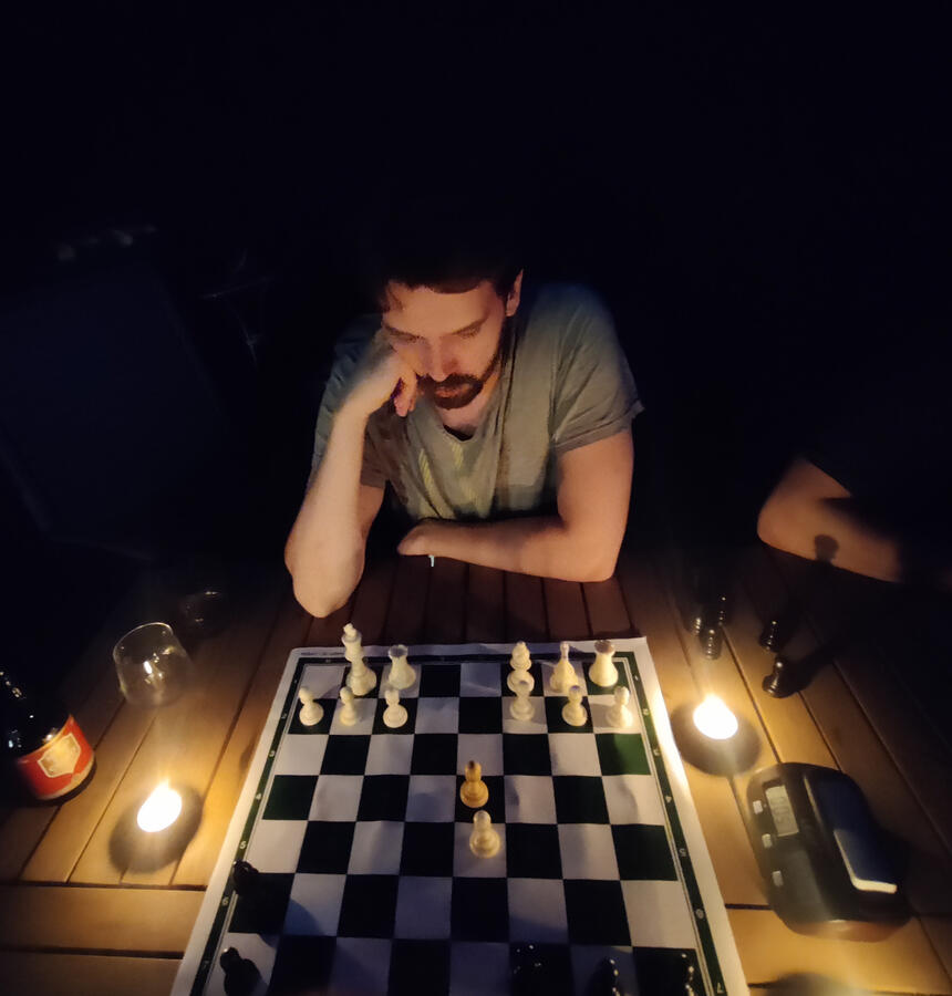 Un chessboxer parisien, concentré